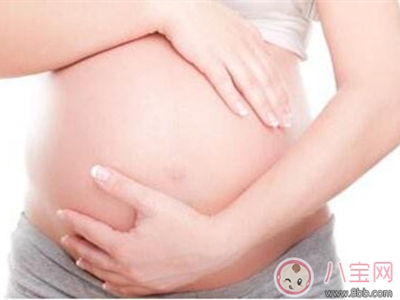 准妈妈摸肚子胎教详解 孕妇常摸肚子易致胎儿脐带绕颈是真的吗 准妈妈摸肚子胎教详解 孕妇常摸肚子易致胎儿脐带绕颈是真的吗