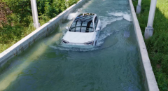 700mm涉水、防侧滑、稳姿态，问界M7为雨季家