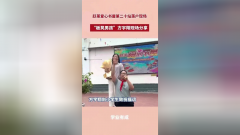 在跃莱爱心书屋揭牌现场，“板凳男孩”方宇